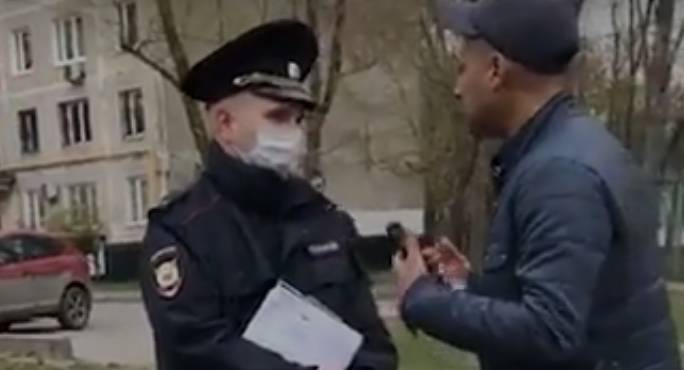 Суд решил не арестовывать мужчину, напавшего на полицейского в Москве