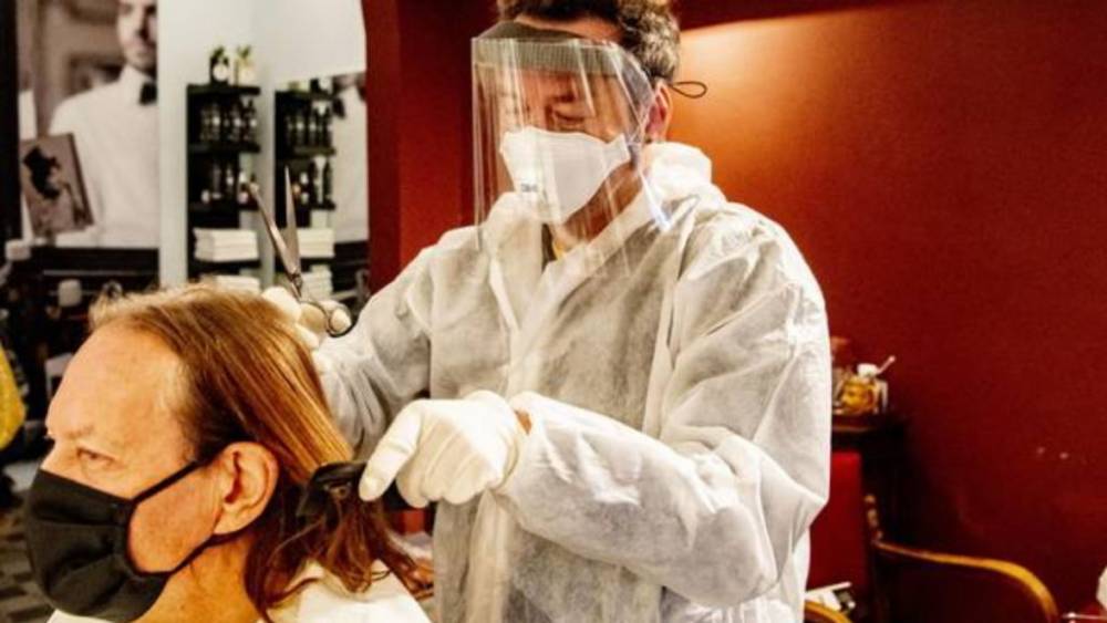 В Германии откроют парикмахерские, но многие немцы боятся идти туда из-за страха перед коронавирусом