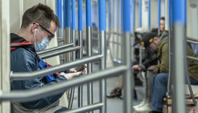 Власти Москвы рассказали о продаже медицинских масок в метро