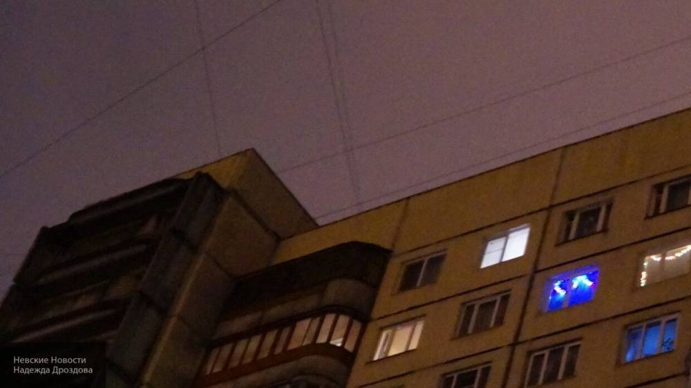 Молодой парень упал с большой высоты и погиб, ударившись о машину в Петербурге