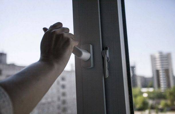 В Воронежской области расследуют случай с врачом, выпавшим из окна