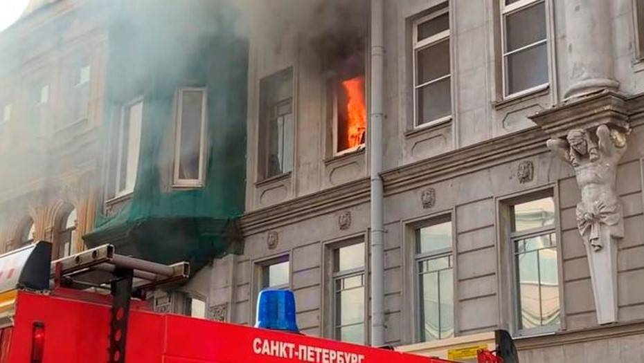 В центре Петербурга тушили пожар в доме с атлантами