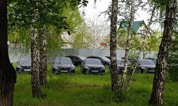 В челябинском лесу обнаружили стоянку с новыми правительственными автомобилями