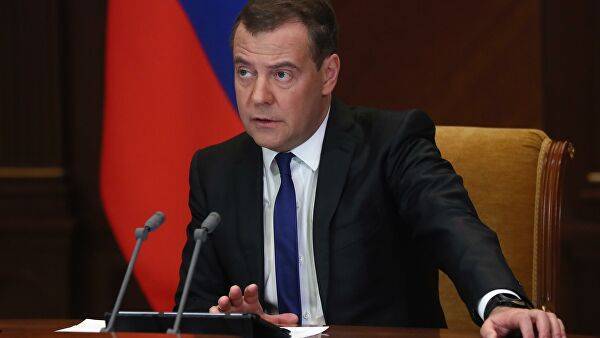 Медведев ответил на критику в адрес волонтеров