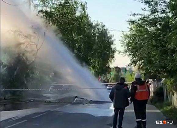 В Екатеринбурге фонтан горячей воды затопил частные участки