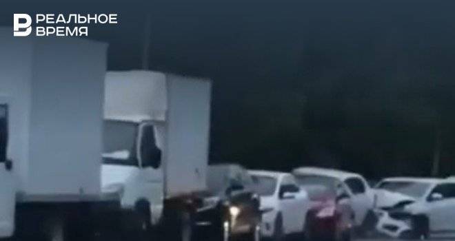 Массовая авария на Адоратского в Казани: одна легковушка собрала «паровозик»