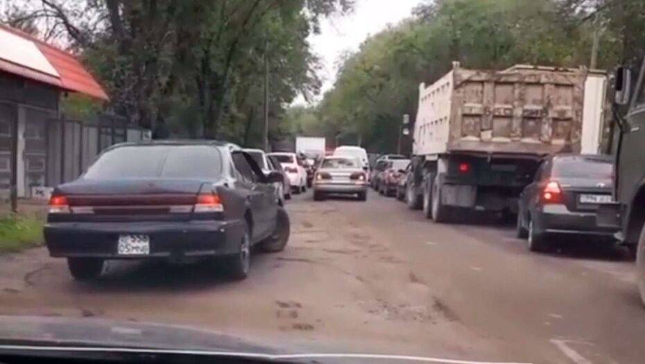В Алматы стоящих перед блокпостами на встречной полосе водителей будут лишать прав