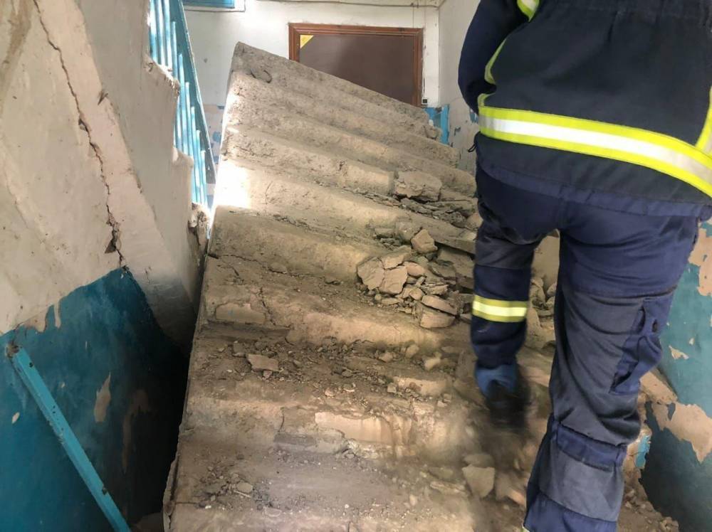 Два лестничных пролёта обрушились в доме под Саратовом