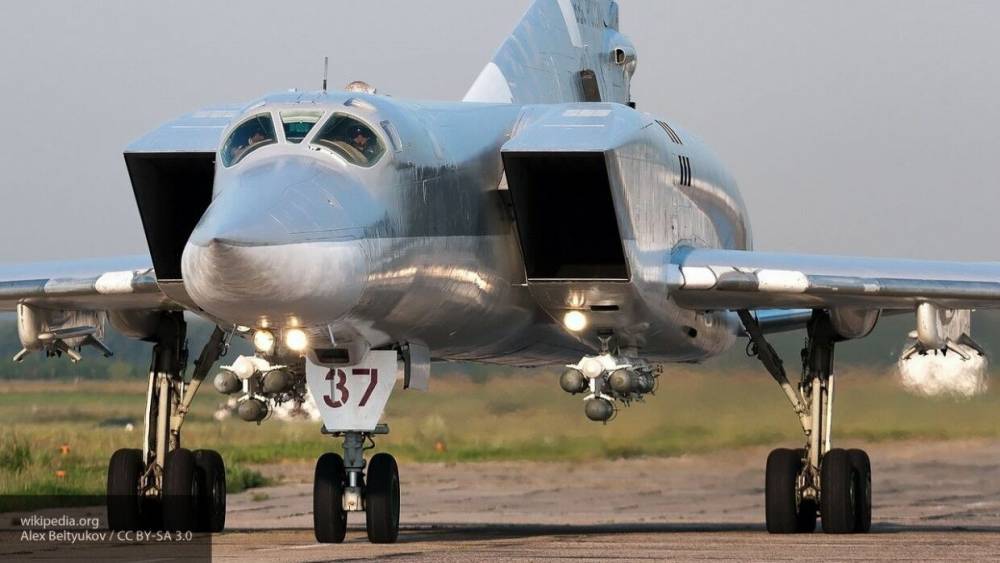Полет российских бомбардировщиков Ту-22М3 над Черным морем показали на видео
