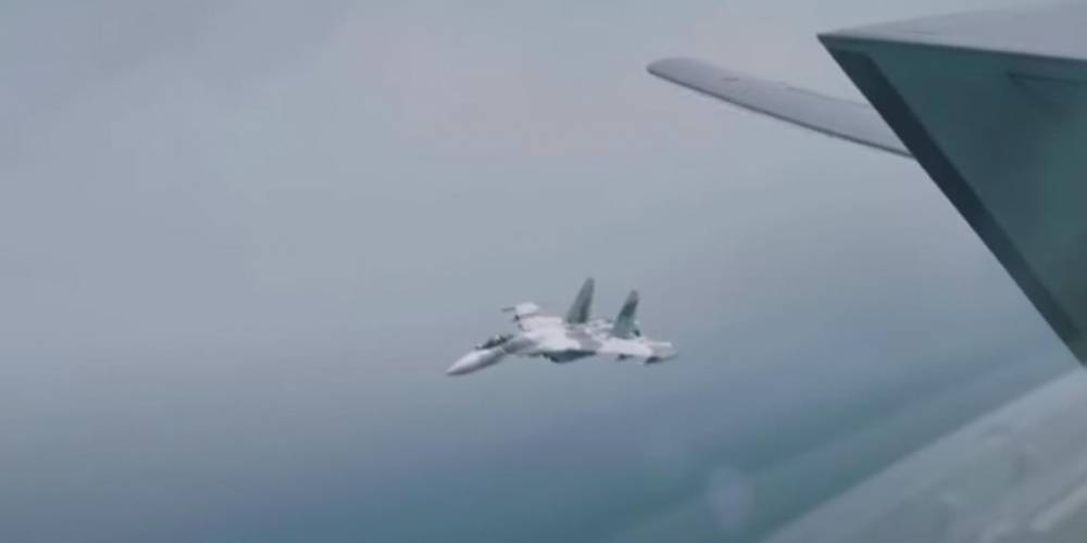 На видео сняли полет бомбардировщиков Ту-22М3 над Черным морем