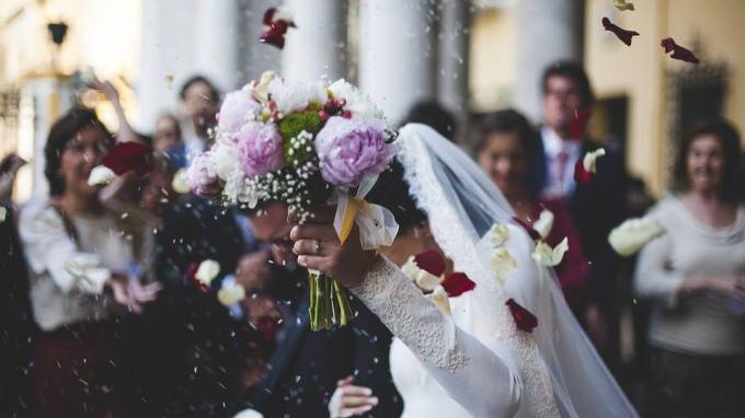 В Петербурге из-за коронавируса перенесли почти полторы тысячи свадеб