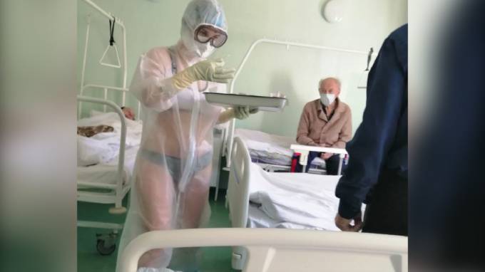 Медсестре из Тулы сделали замечание за прозрачный защитный костюм с бикини