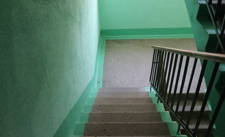 Видеофакт: в четырехэтажке в российском Энгельсе женщину придавило лестничными пролетами