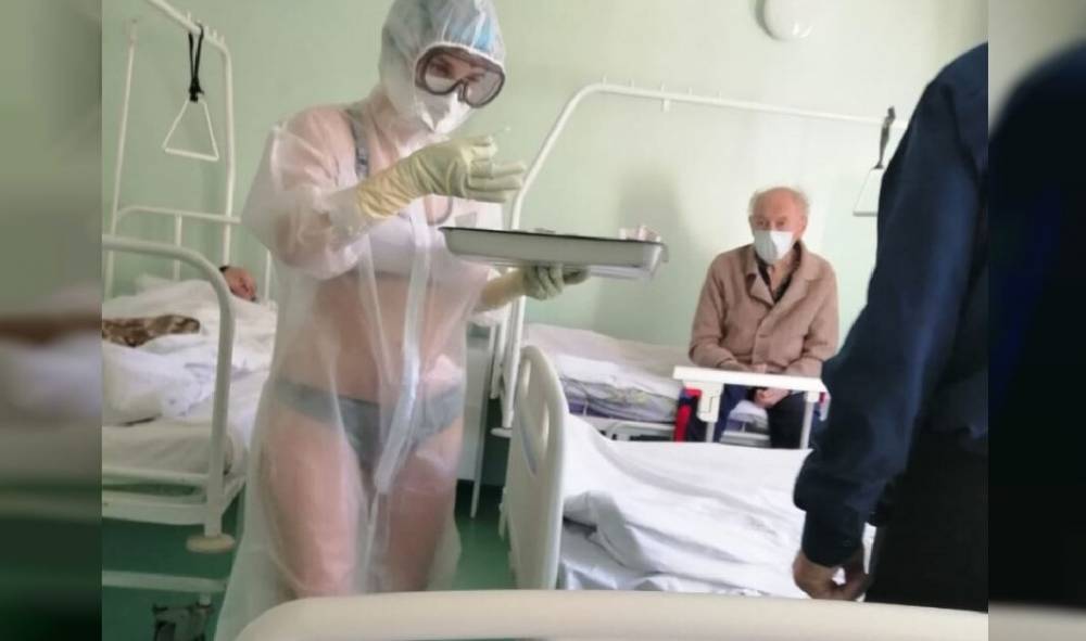 Тульская медсестра надела прозрачный защитный костюм поверх бикини и пошла лечить больных