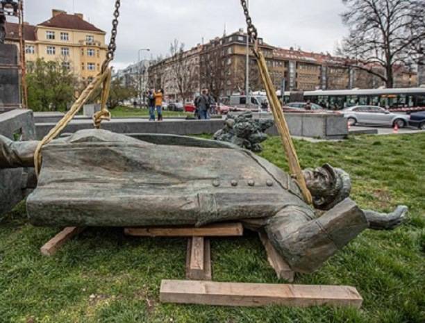 Зачем властям Чехии снесенный памятник «оккупанту»
