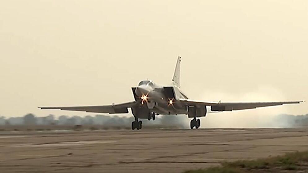 Полет бомбардировщиков Ту-22М3 над Черным морем попал на видео