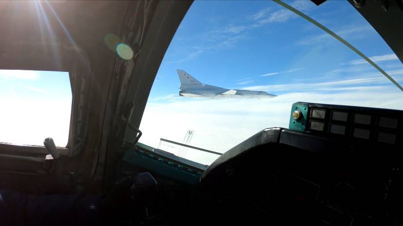 Полёт дальних бомбардировщиков Ту-22М3 над нейтральными водами Чёрного моря — видео