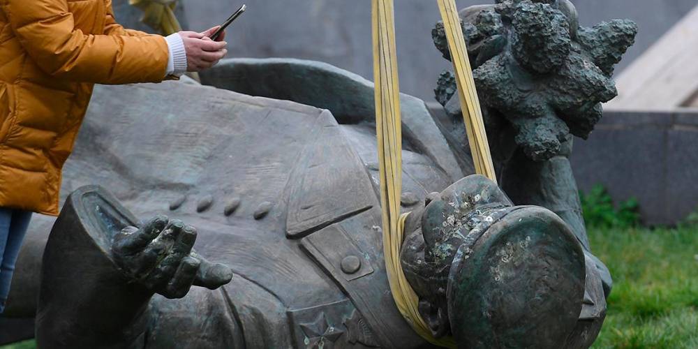 Министр обороны Чехии отказался помогать России возвращать памятник Коневу