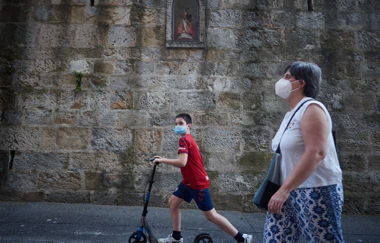 Жителей Испании обязали носить маски на улице