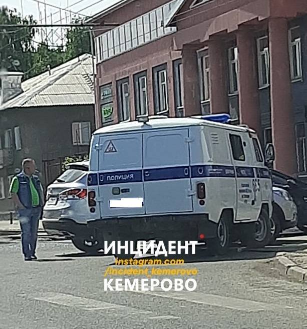 На кемеровском перекрёстке произошло ДТП с участием полицейской машины