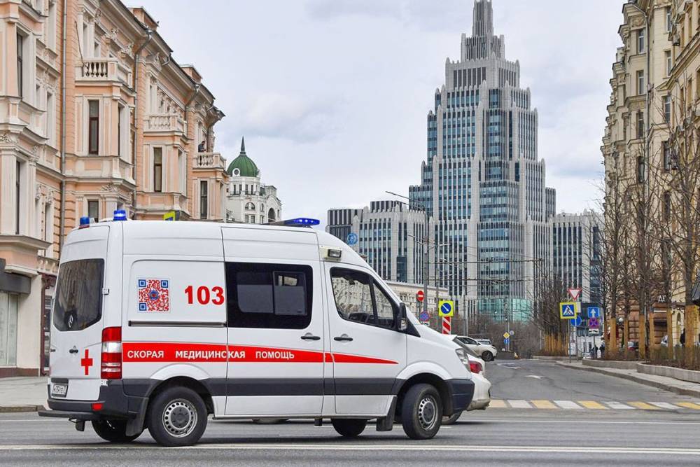 Около тысячи человек с тяжелой формой СOVID-19 в день госпитализируют в Москве