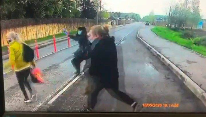 Машина сбила перебегавшую дорогу перед автобусом девушку в Подмосковье