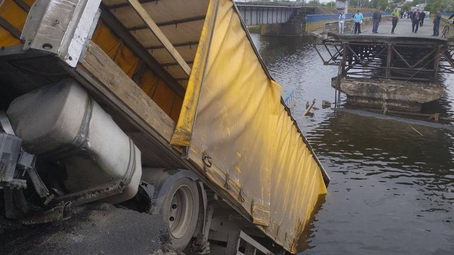 В Днепропетровской области рухнул мост вместе с фурой