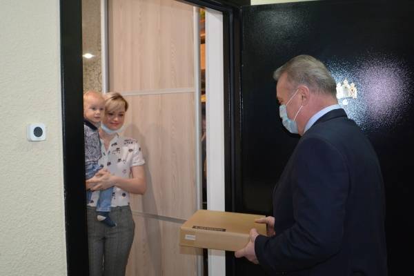 Воронежские городские депутаты продолжают помогать учиться дома