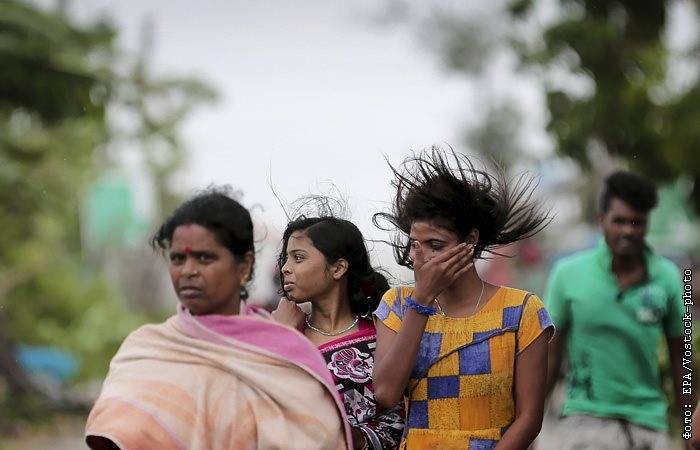Мощный шторм обрушился на прибрежные районы Индии и Бангладеш