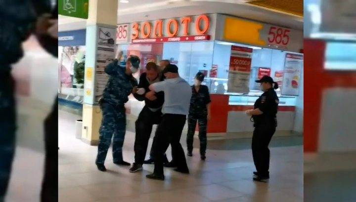 Томские полицейские грубо задержали посетителя ТЦ без маски