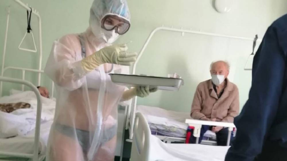Пользователи сети защитили тульскую медсестру в бикини