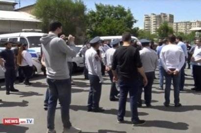 Подвергнутые приводу члены организации «Адеквад» выходят из здания Центрального отделения Полиции