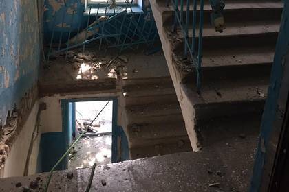 В аварийной российской многоэтажке обрушилась лестница