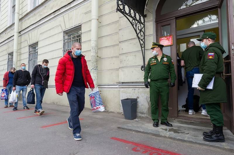 Отправка призывников на военную службу в 2020 году началась в Санкт-Петербурге: На сборных пунктах измеряют температуру и тестируют на коронавирус