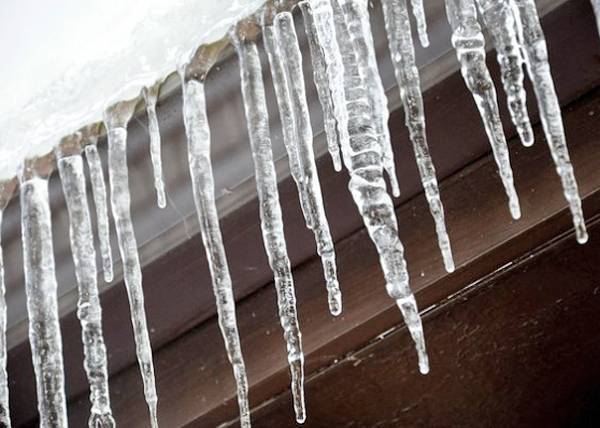 Нижневартовская управляющая компания выплатила 70 тысяч 9-летней девочке, на которую с крыши упала глыба льда