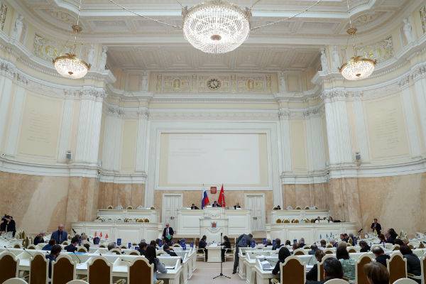Депутаты на закрытом заседании выбрали почетных петербуржцев