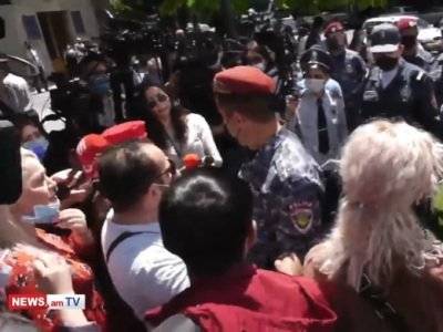 Протестующие представители ресторанов встречаются с членами парламентской фракции партии «Светлая Армения»