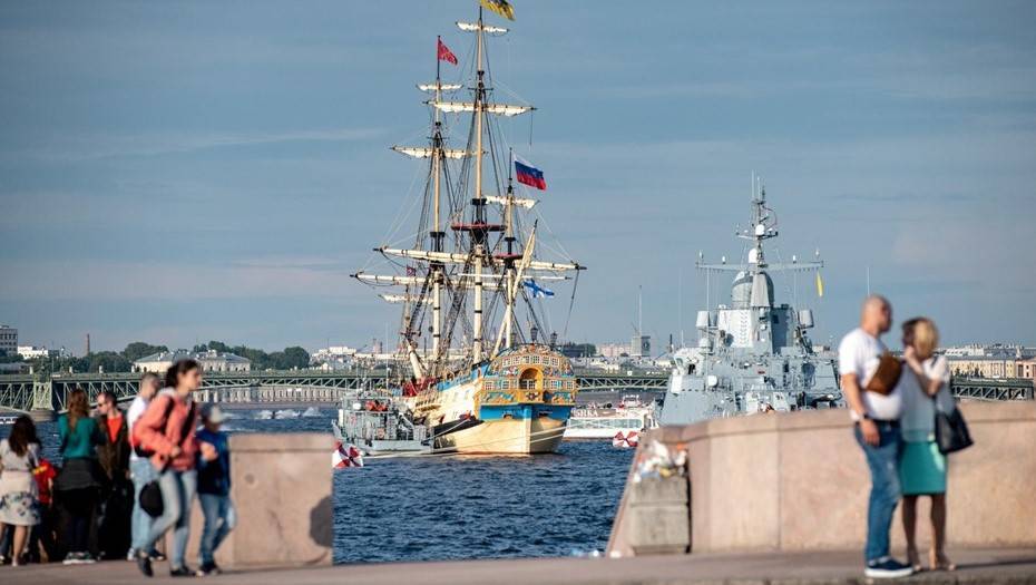 В параде на День ВМФ на Неве примут участие почти 50 кораблей и подлодок