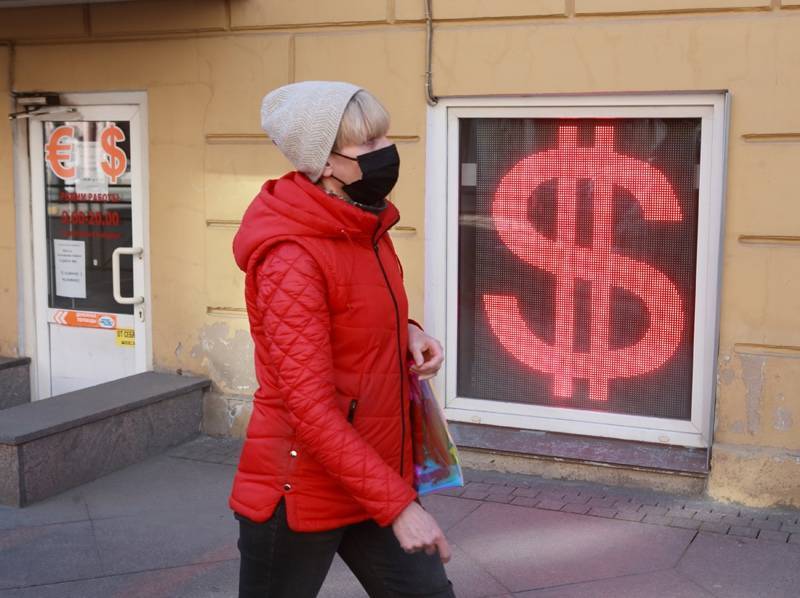 Жителям Петербурга начали выплачивать пособия на маски и перчатки