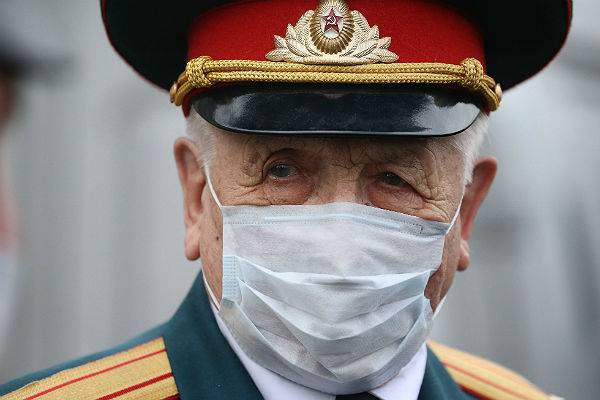 Жителям Петербурга начали раздавать по 800 рублей на маски с перчатками