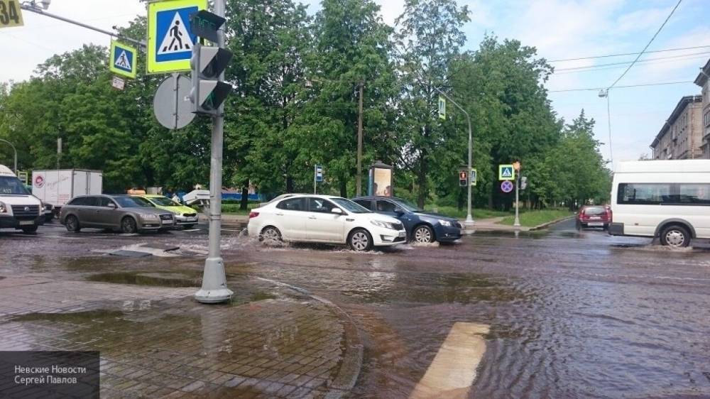 Видео с огромным фонтаном из-за прорванной трубы в Кирово-Чепецке появилось в Сети