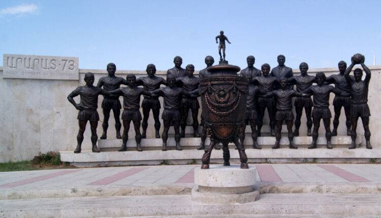В Ереване воры украли статую Никиты Симоняна