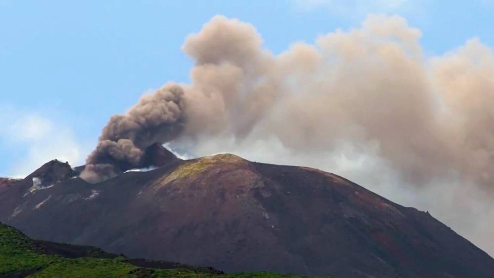 Крупнейший вулкан Европы продолжает активность.