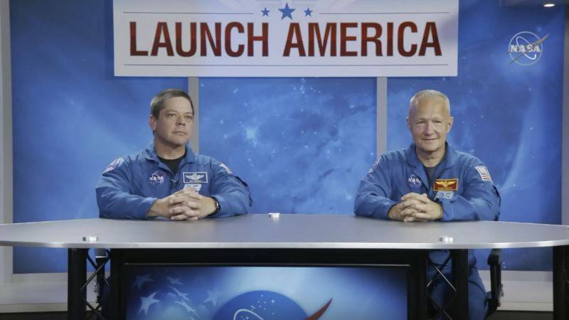 Астронавты НАСА готовятся к запуску космического корабля Crew Dragon