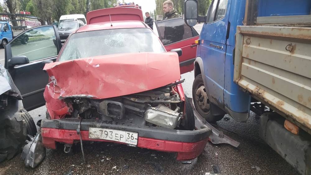 В Воронеже пенсионер на легковушке спровоцировал аварию с двумя пострадавшими