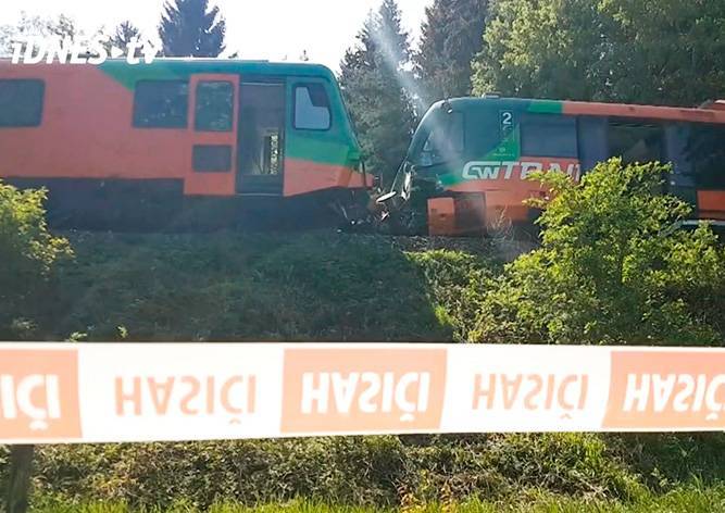 Два пассажирских поезда столкнулись на юге Чехии