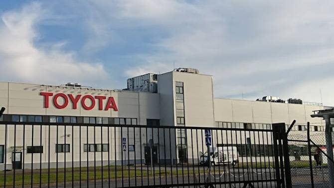 Завод Toyota в Санкт-Петербурге начал производство медицинских масок и щитков