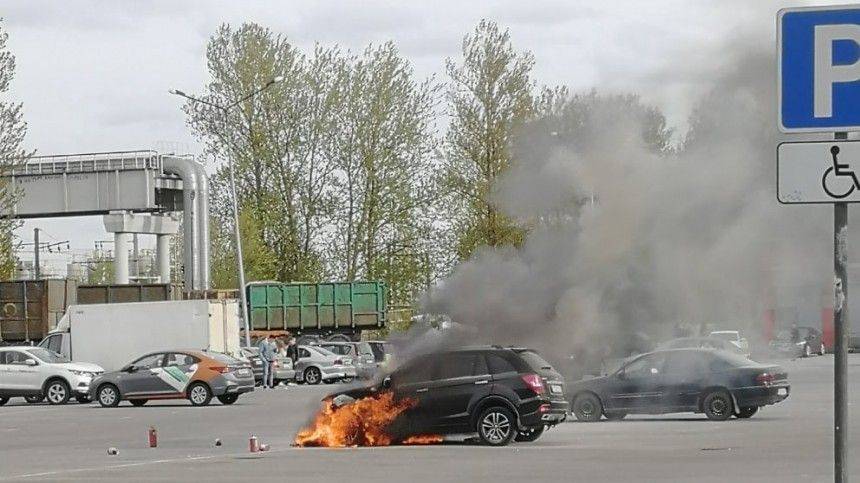 Видео: мужчина спас двух детей из горящей машины на парковке в Петербурге