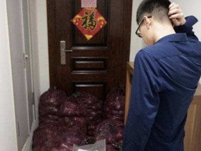 Брошенная любовником китаянка решила подарить ему тонну лука, чтобы заставить его плакать