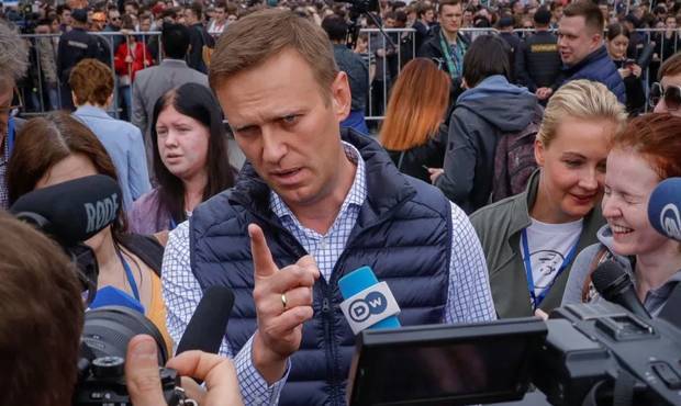 Следствие решило снять арест с пенсионных счетов матери Алексея Навального и отца Ивана Жданова